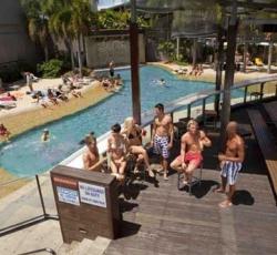 Gilligan's Backpackers Hotel Resort