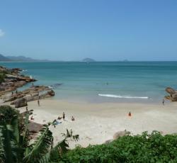 Barra Beach Club - Oceanfront Hostel